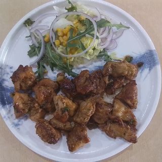 PINCHITOS DE POLLO CON ENSALADA