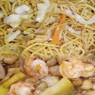 C4 Massa Chao Mian com Camarão, Galinha e Ananás