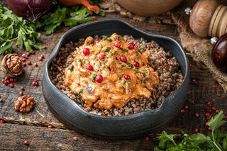 Беф-строганоф з яловичини та печерицями із гречкою