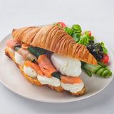 Круассан с лососем 