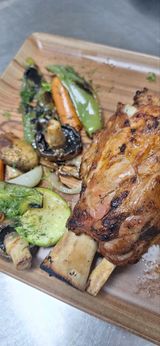 Свински джолан с кост и гриловани зеленчуци (600г)