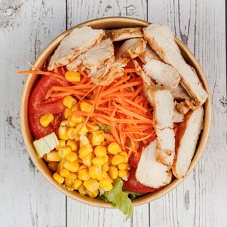 Insalata N 8. Filetto di Pollo Grigliato, Lattuga, Pomodori, Carote