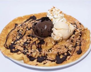 Crepe de Frutas com Três Bolas de Gelado