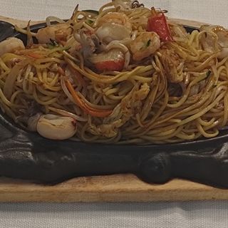 219 Spaghetti di grano con fruti di mare alla piastra