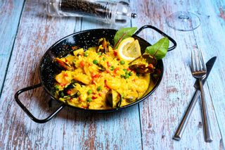 Paella cu fructe de mare