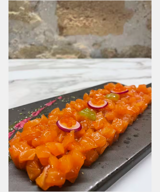 Salmone con uova di ikura e salsa avocado