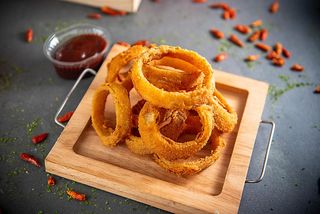 Onion rings cu sos bbq
