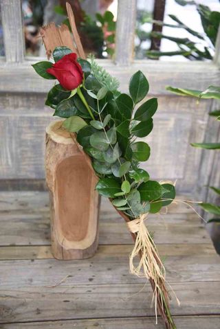 Rosa Individual Arreglada Con Verdes Y Papel