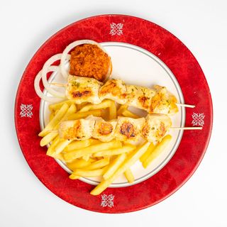 Pileći ražnjići i pomfrit