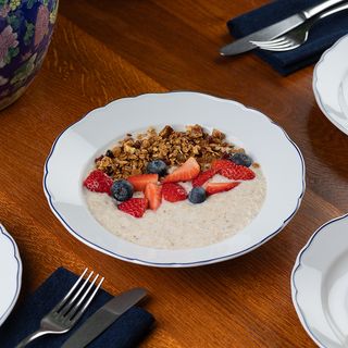 შვრიის ფაფა ხილით და გრანოლათი ალტერნატიული რძით