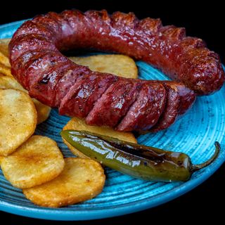 Домашен суджук на скара с пържени картофи по селски (400гр)