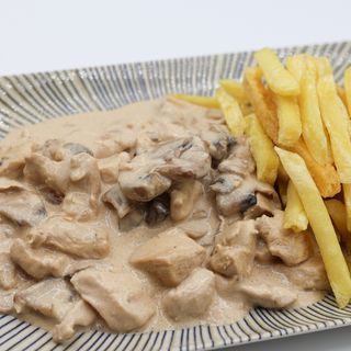 Pollo Con Nata Y Champiñones