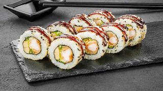 Каліфорнія з креветкою в кунжуті