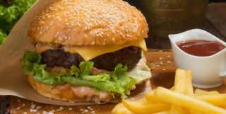 Бургер з телятиною  та картоплею фрі