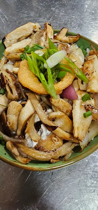 Poke de pollo con trufa y setas