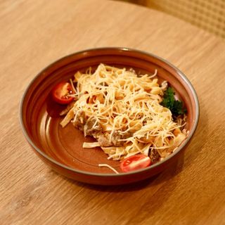 Феттуччине в сливочном соусе с говядиной и грибами