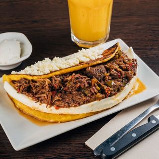 Cachapa De Carne Mechada Con Queso Telita