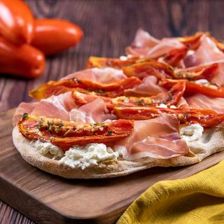 Pinsa con burrata, mortadella, peperoni e pomodori secchi