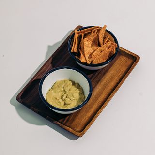 Formaggio nachos și Guacamole sos