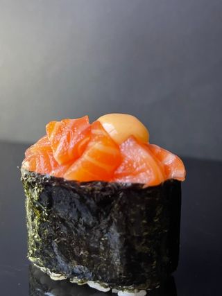 Гункан з лососем