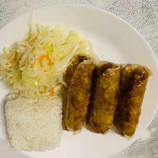 Sajgonki z mięsem, surówką i ryżem 3szt