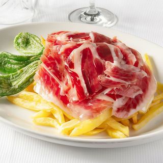 Huevos con patatinas fritas y jamón de Jabugo. Ración