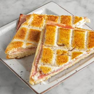 TOSTADO ARGENTINO DE JAMÓN Y QUESO