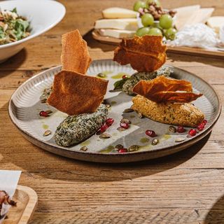 ფხალის ასორტი მჭადის ჩიფსებით