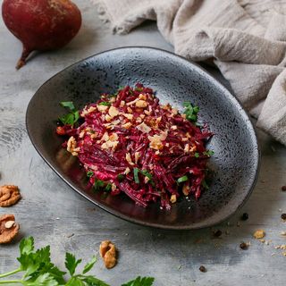 Բազուկով և ընկույզով աղցան /120 գր/