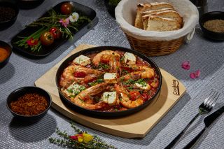 Tigaie Saganaki cu creveţi şi brânză feta