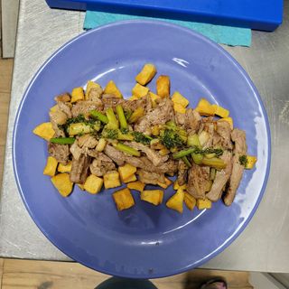 Entrecot trinchado con ajetes 