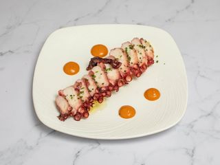 Pulpo A La Brasa Sobre Parmentier Con Romescu