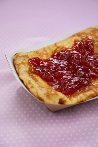 Clătită cu dulceață de caise și nucă