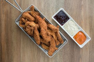 Tiras De Pollo A Las Tres Salsas