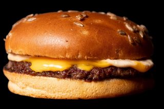 Cheesy Burger + Cartofi Prajiti