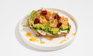 ავოკადოს ტოსტი კრევეთებით და გამომშრალი პომიდვრით