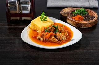 Tocăniță de porc cu mămăliguță