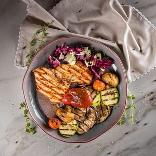 PIEPT DE PUI CU LEGUME LA GRILL 350g