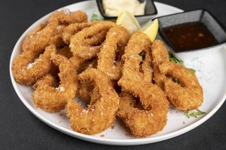 Creveți si calamari crocanti cu sos aioli