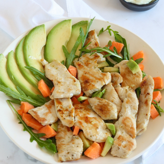 Insalata tagliata di pollo e avocado