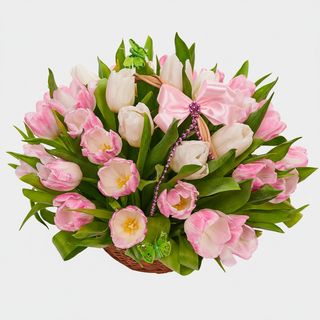 Кошик ніжних тюльпанів