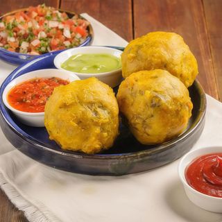 1 Papa Rellena Con aji y salsa verde