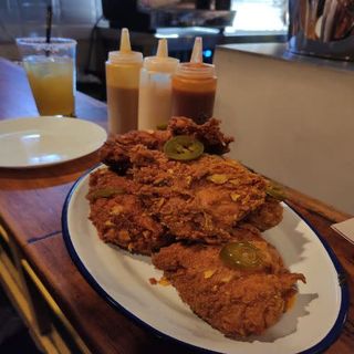 Pollo frito estilo cajun (6 pzs.) + patatas fritas + bebida (330 ml.)