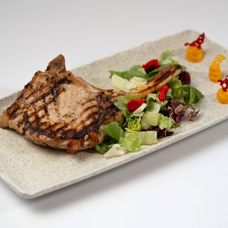 Tomahawk de porc cu salata coleslaw