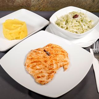 Piept de pui la grătar cu piure de cartofi și salată de varză