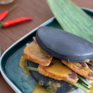 Pan Bao Al Vapor Con Curry Amarillo Y Secreto De Cerdo