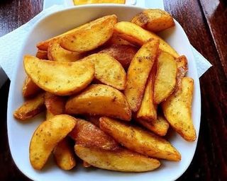 Patatas wedges con mayonesa de curry y cebolla