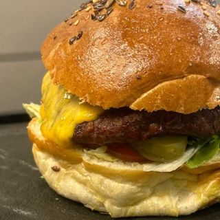 Beef burger cu cartofi wedges cu parmezan 