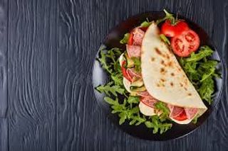Piadina con salame zia, mozzarella, insalata, pomodoro e maionese