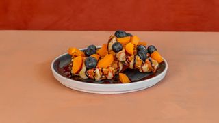 Waffle ai mirtilli e frutta fresca